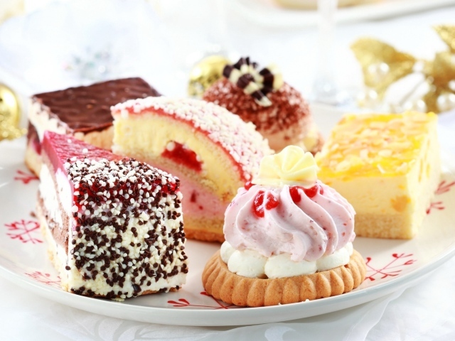 Сладкие вкусные разные пирожные на тарелке