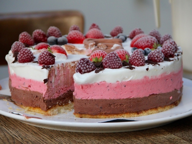 Вкусный торт с замороженными ягодами