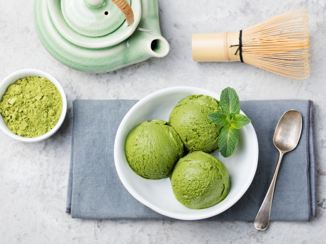 Три шарика зеленого мятного мороженого 