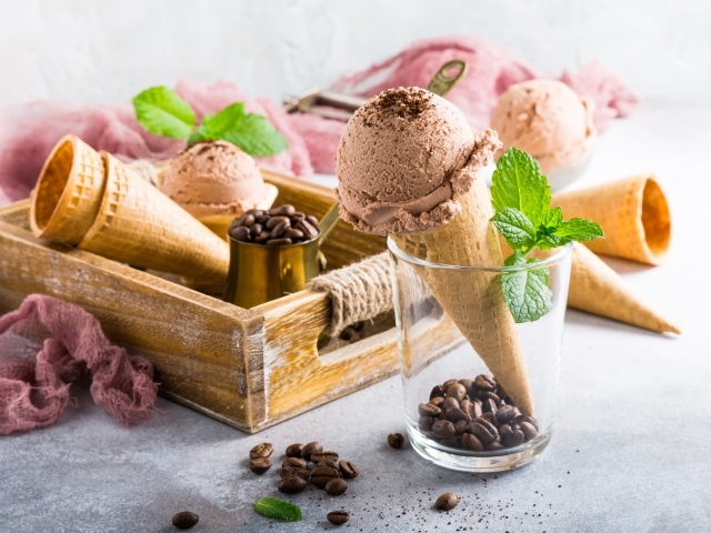 Вафельный рожок с мороженым в стакане с кофейными зернами