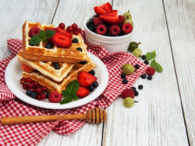Вафли на столе со свежими ягодами