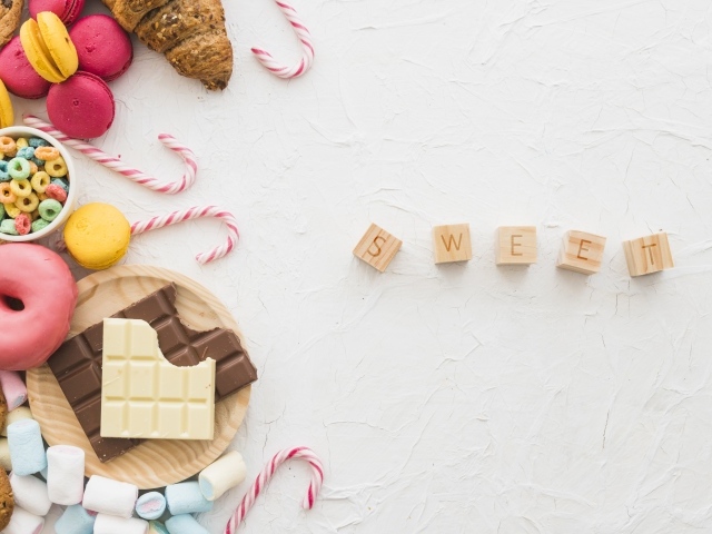 Деревянные кубики с надписью на белом фоне со сладостями