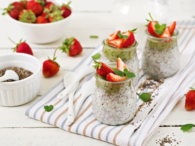 Баночки с йогуртом и ягодами годжи с кусочками клубники 