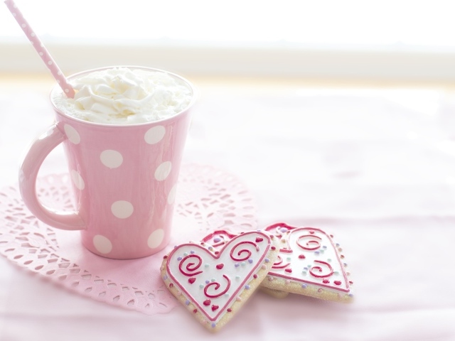 Чашка напитка со взбитыми сливками с печеньем на столе