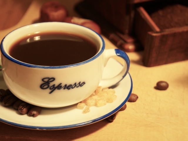 Большая чашка ароматного кофе на столе