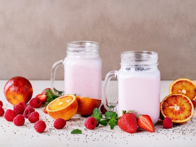 Коктейль на столе с малиной, клубникой и грейпфрутом