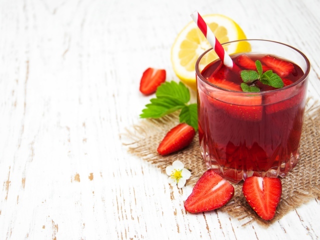 Напиток в стакане с ягодами клубники 