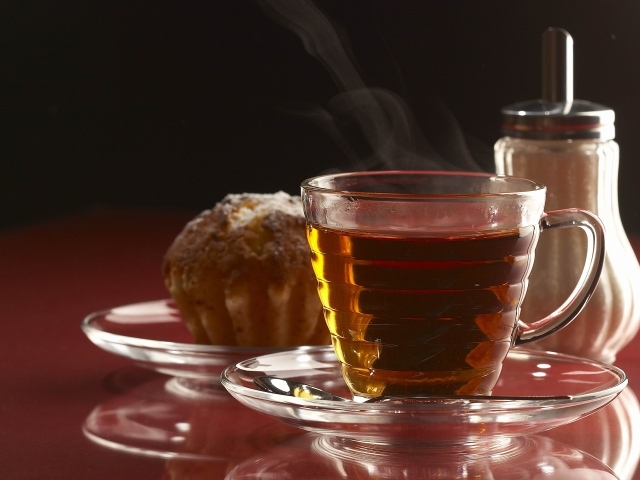 Ароматная чашка горячего чая на столе с кексом
