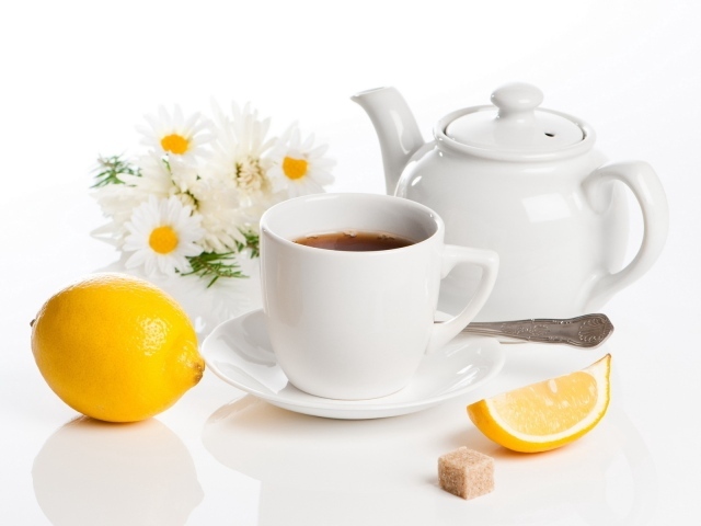 Ароматный чай на белом фоне с ромашкой и лимоном