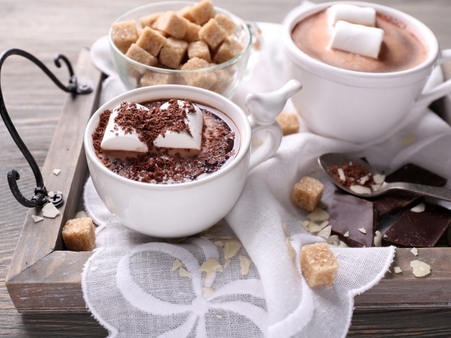 Горячий шоколад в чашках с кусочками маршмеллоу и сахаром