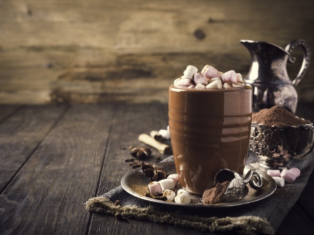 Горячий какао с маршмеллоу на столе
