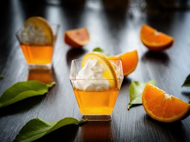 Апельсиновый коктейль со сливками на столе