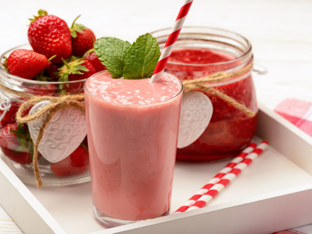 Клубничный коктейль на подносе с ягодами и джемом 