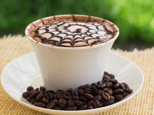 Белая чашка капучино с рисунком на пенке с кофейными зернами