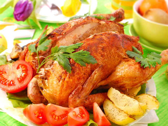 Запеченная курица на столе со свежими помидорами