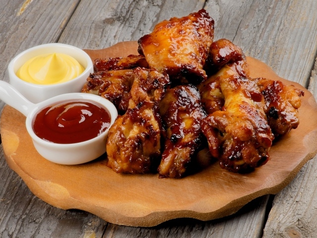 Запеченное мясо на доске с соусами 