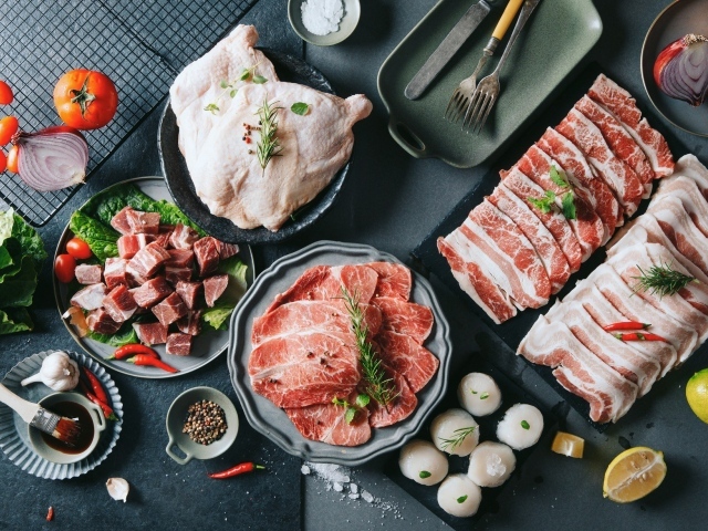 Мясо на столе с овощами со специями 