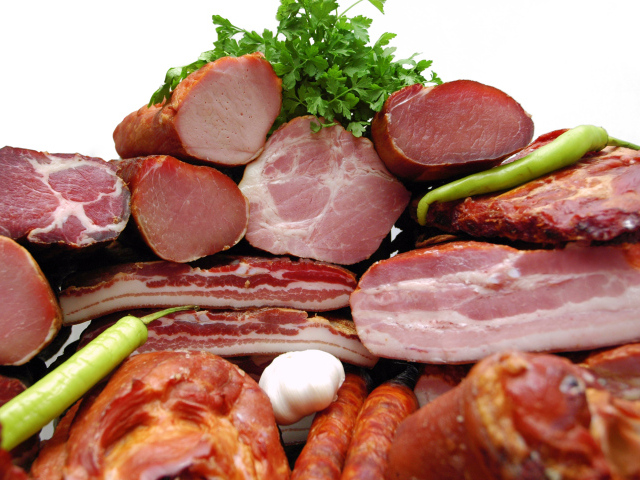 Мясные изделия с перцем и петрушкой крупным планом