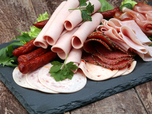 Колбасные продукты на столе 