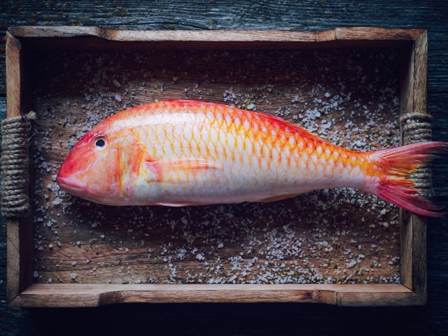 Рыба в деревянном ящике со специями 