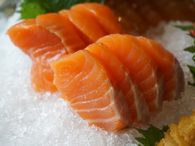 Кусочки красной рыбы лежат на льду