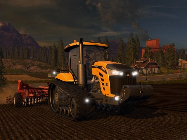 Желтый трактор пашет поле вечером видео игра Farming Simulator 