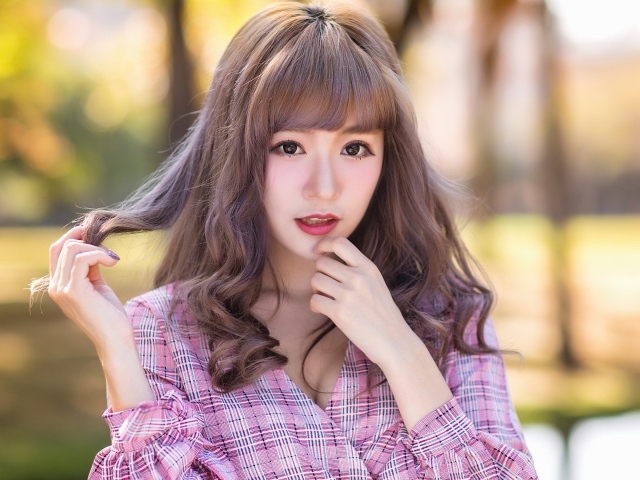 Девушка азиатка в рубашке с русыми волосами