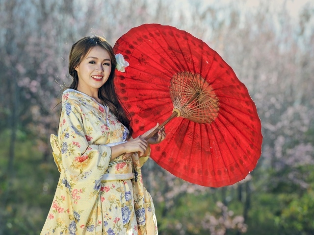 Девушка азиатка в кимоно с красным зонтом 