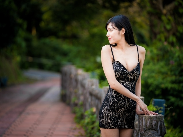 Красивая девушка азиатка в коротком платье 