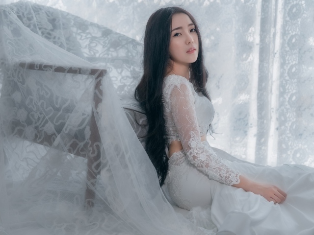 Красивая девушка азиатка в белом свадебном платье 