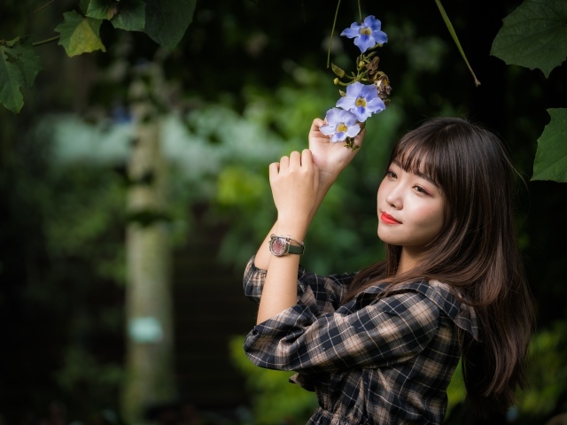 Красивая девушка азиатка с цветами