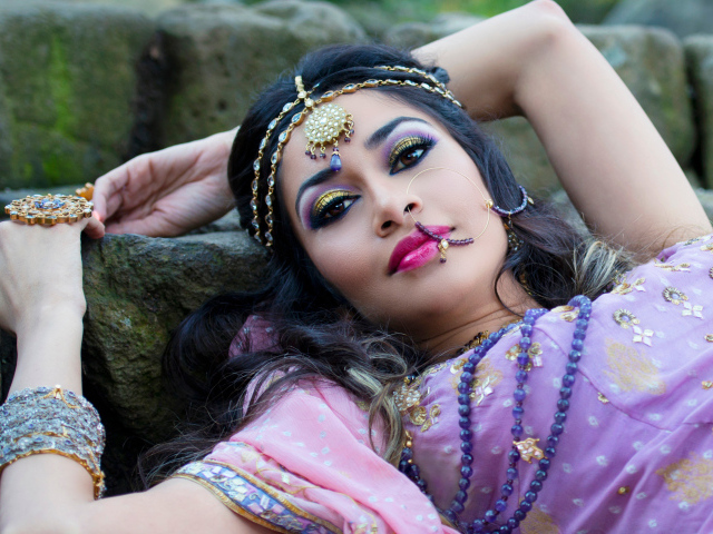 Красивая индийская девушка в сари и украшениях