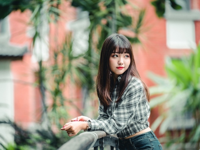 Красивая девушка азиатка с красными губами