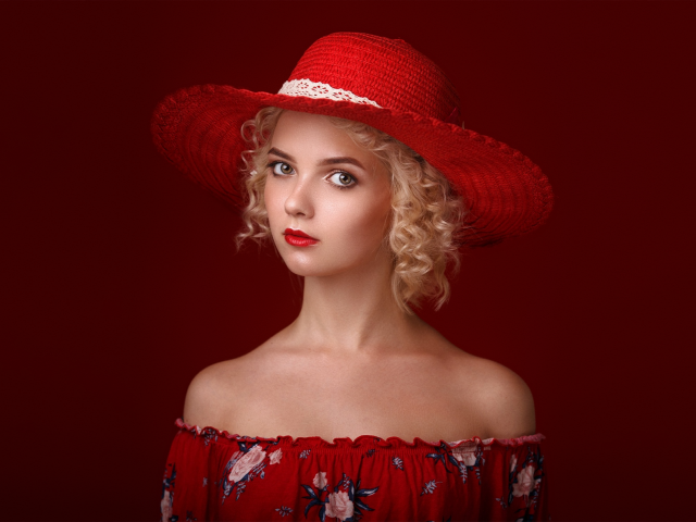 Красивая блондинка в красной шляпе 