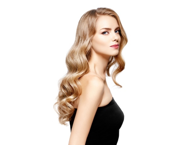 Красивая голубоглазая блондинка в черном наряде на белом фоне