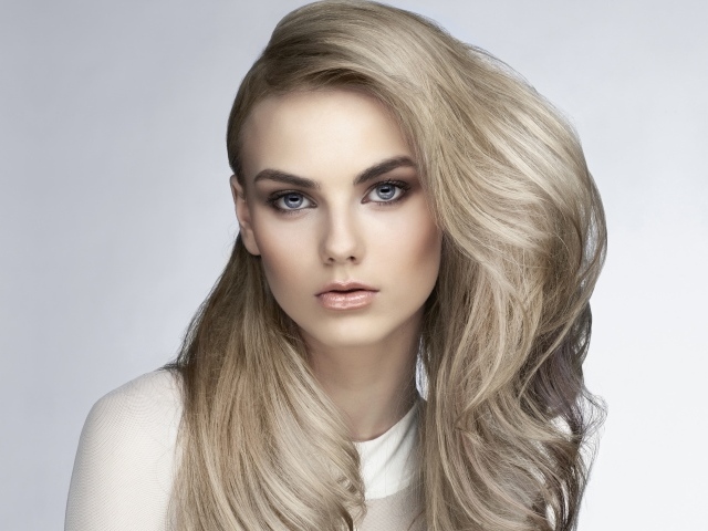 Красивая голубоглазая блондинка с пышными волосами