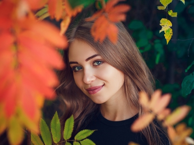 Красивая голубоглазая шатенка в листве