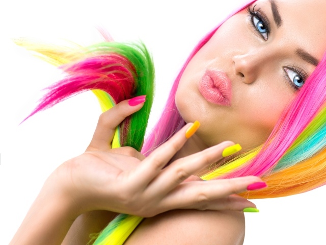 Красивая голубоглазая девушка с разноцветными волосами 