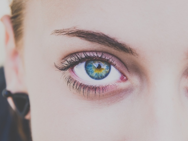 Красивый голубой глаз молодой девушки крупным планом