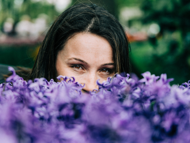 Красивая кареглазая брюнетка с цветами гиацинта