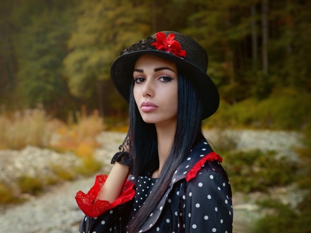 Красивая кареглазая девушка с черной шляпе