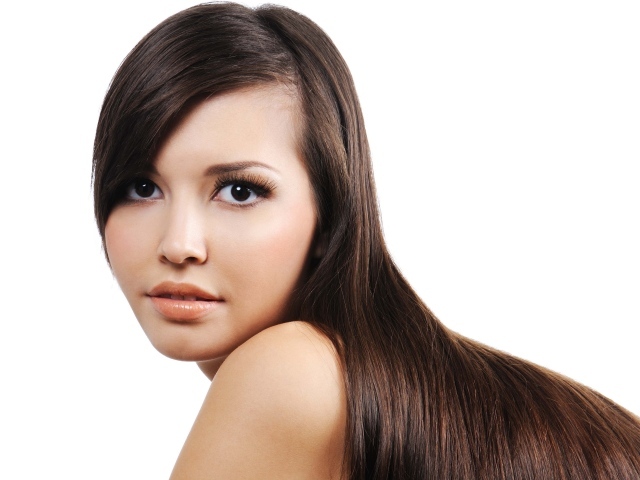 Красивая кареглазая длинноволосая девушка на белом фоне 