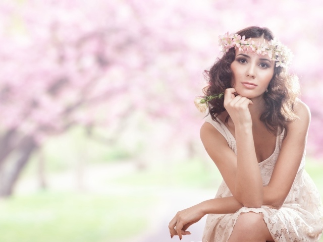 Красивая девушка в розовом платье с венком на голове