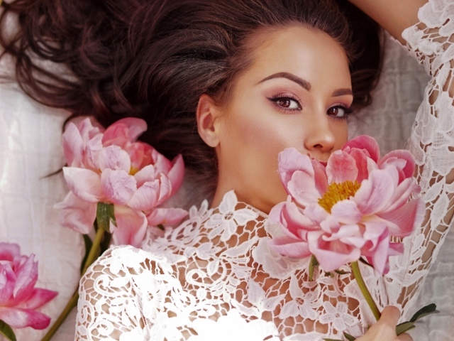 Красивая девушка в белом платье с розовыми цветами пиона 