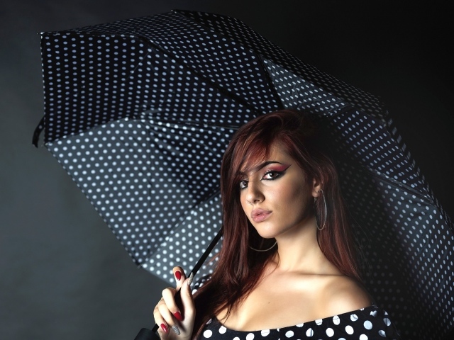 Красивая девушка под большим зонтом