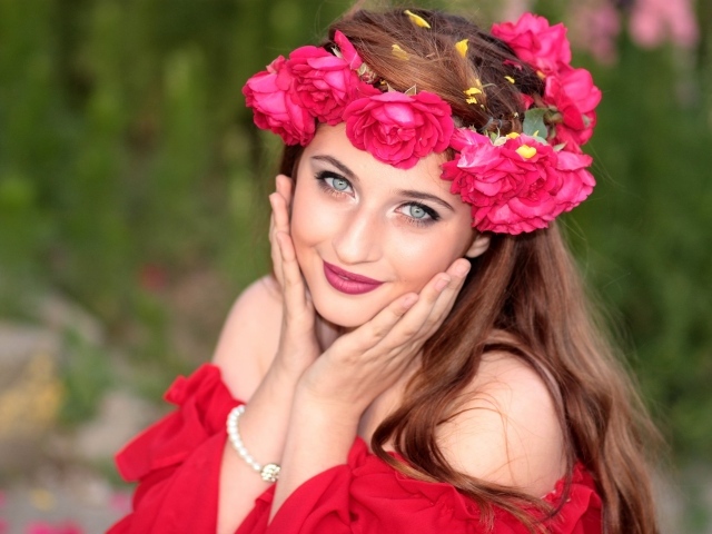 Красивая девушка с венком из роз на голове