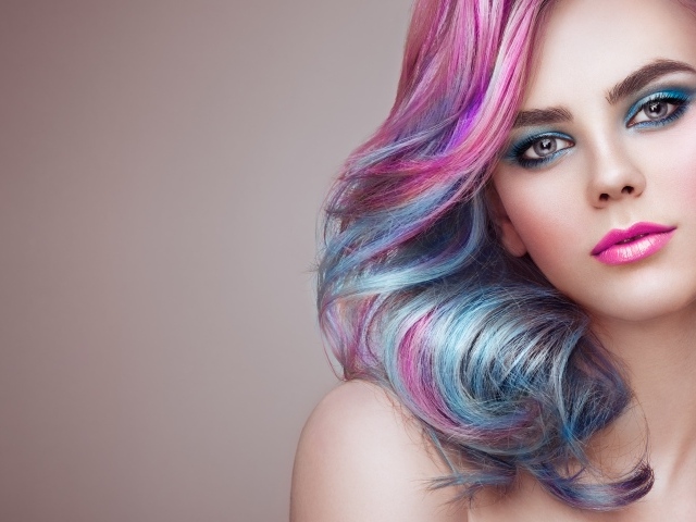 Красивая девушка с ярким макияжем и разноцветным волосами 