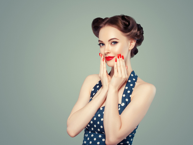Красивая девушка с ярким макияжем на сером фоне