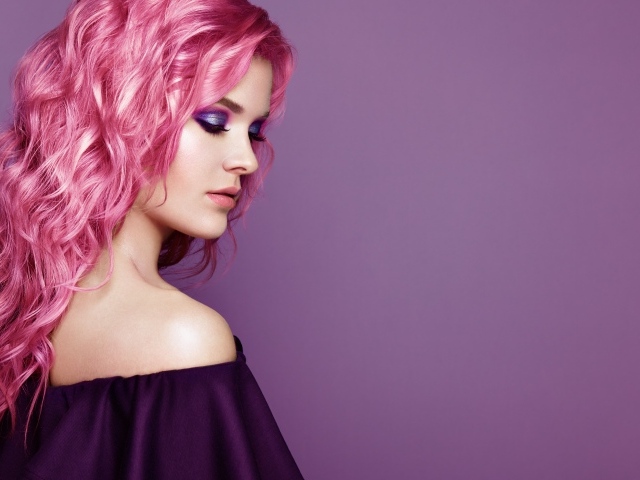 Красивая девушка с розовыми волосами на сиреневом фоне