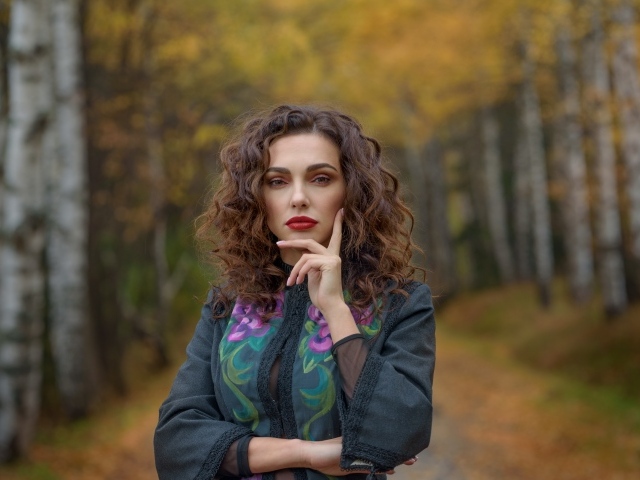 Красивая девушка с волнистыми волосами в лесу